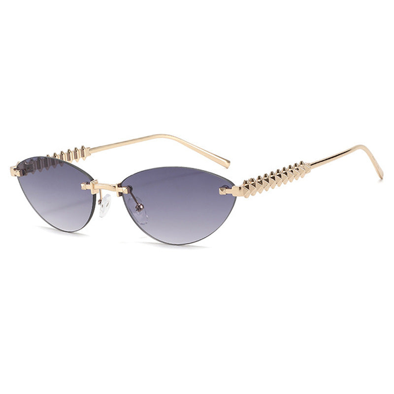 Dame solbrille i moderne, geometrisk design med stilfull metallramme og UV-beskyttelse Luvikno