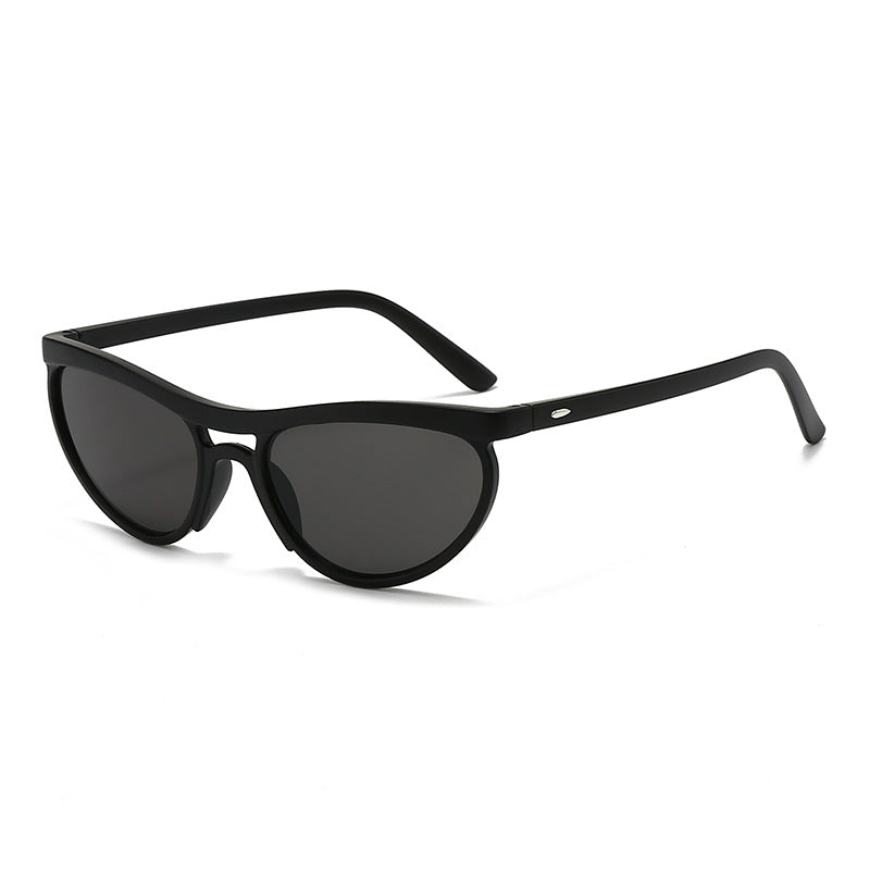 Dame moteriktig solbrille i moderne design Luvikno