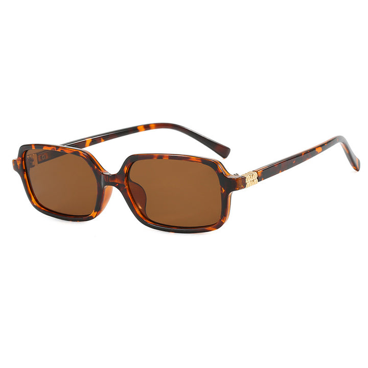 Dame moteriktig solbrille med elegant plastramme og originalt design Luvikno
