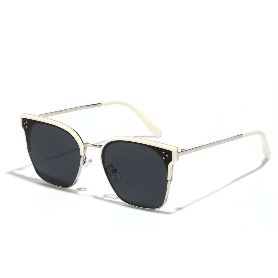 Dame moteriktig solbrille med markant design og kontrastfylt ramme Luvikno