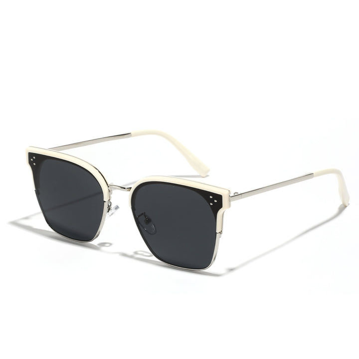 Dame moteriktig solbrille med markant design og kontrastfylt ramme Luvikno
