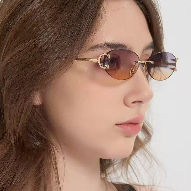 Dame elegant ovalformet solbrille med moderne metalramme Luvikno