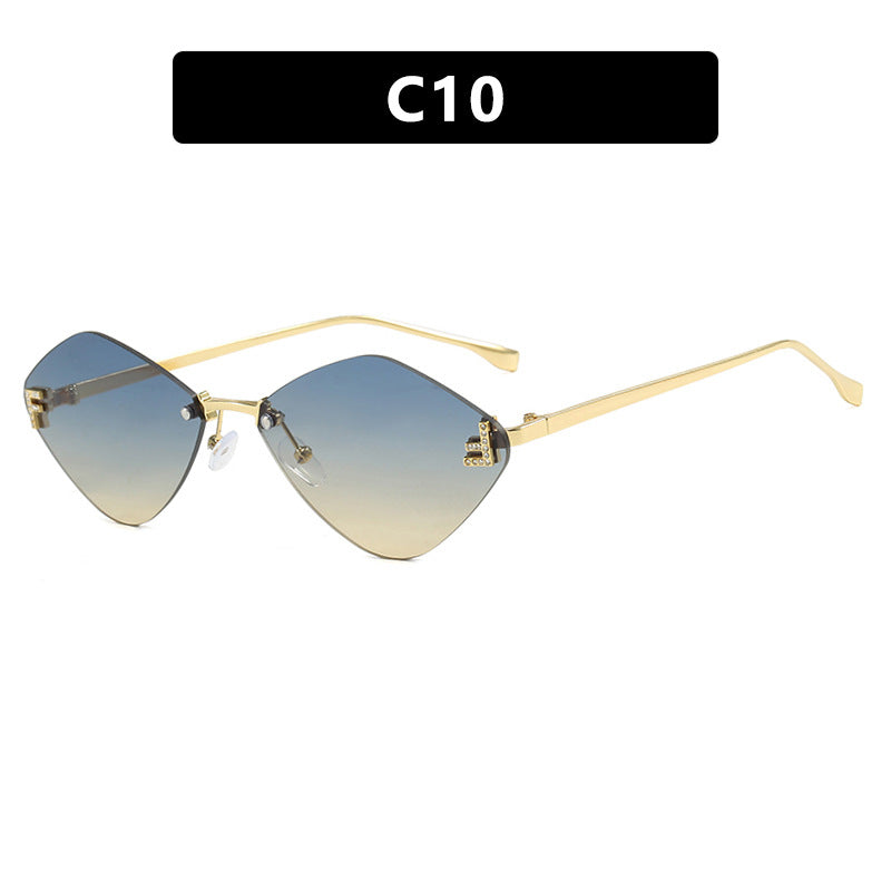 Dame geometrisk solbrille i ekstravagant design med gradiertede glass Luvikno