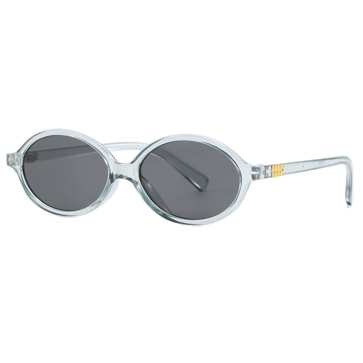 Dame moteriktig solbrille med oval ramme og gyldne detaljer Luvikno