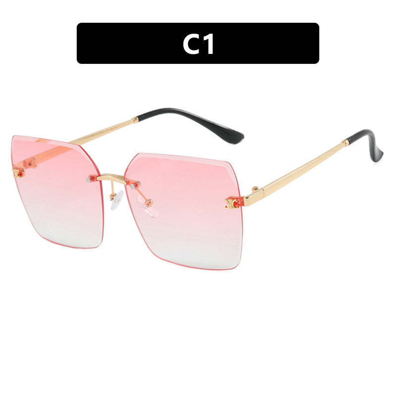 Dame firkantet solbrille i moderne design med filigran metallramme Luvikno