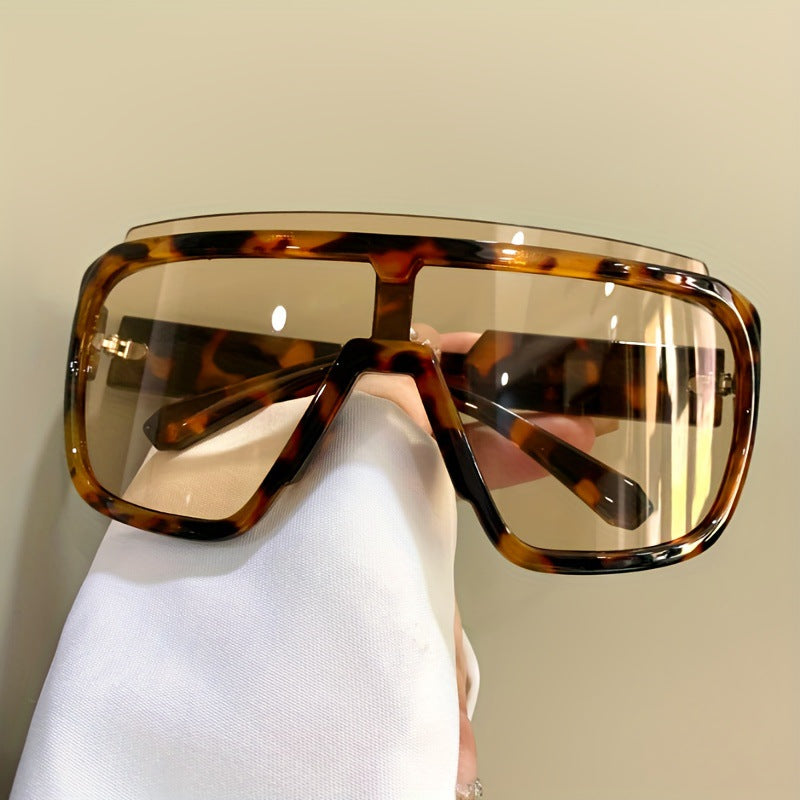 Dame sporty solbriller med futuristisk design og bred front Luvikno