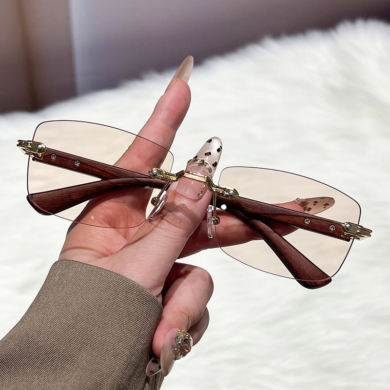 Dame ekstravagant moteriktig solbrille med innovativ ramme Luvikno