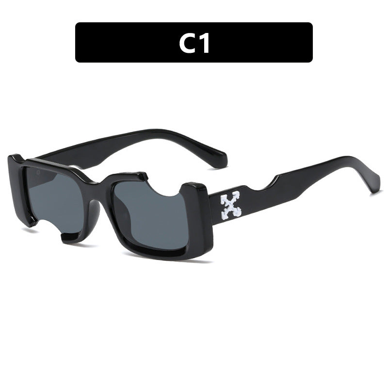 Dame moteriktig solbrille med markant design og robust plastramme Luvikno