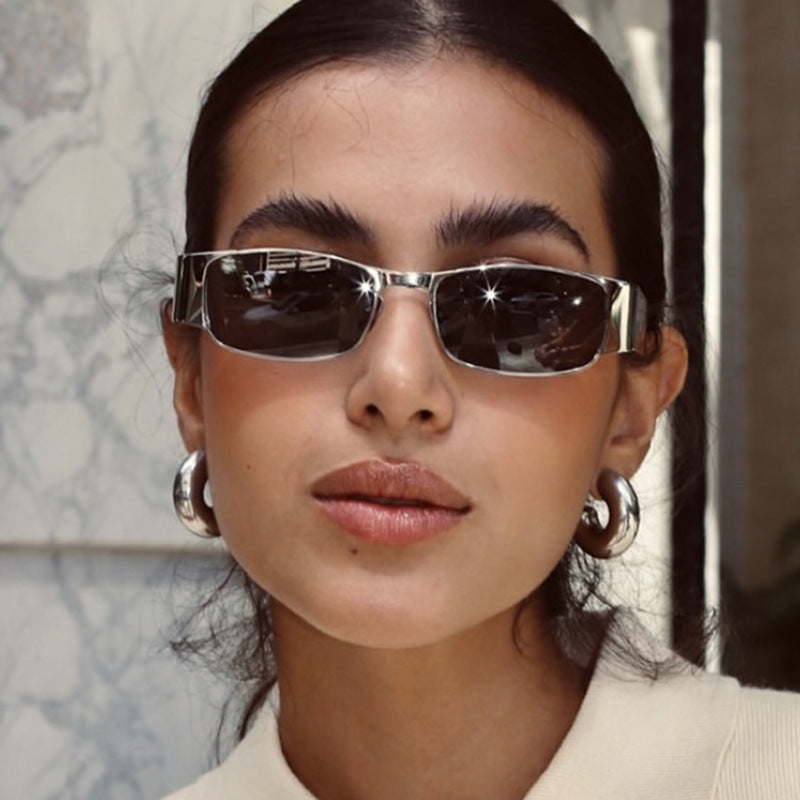 Dame moteriktig rektangulær solbrille med elegante glass Luvikno