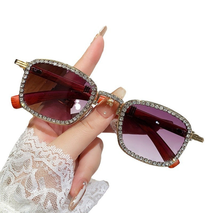 Dame solbrille med strassbesatt ramme og moderne tre-design Luvikno