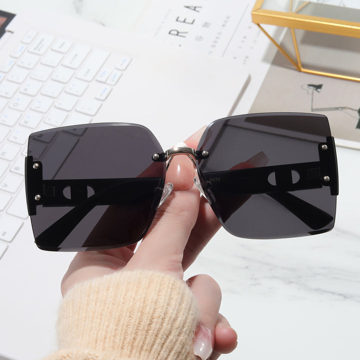 Damer Høyverdig rektangulær solbrille med stilfull metallramme Luvikno