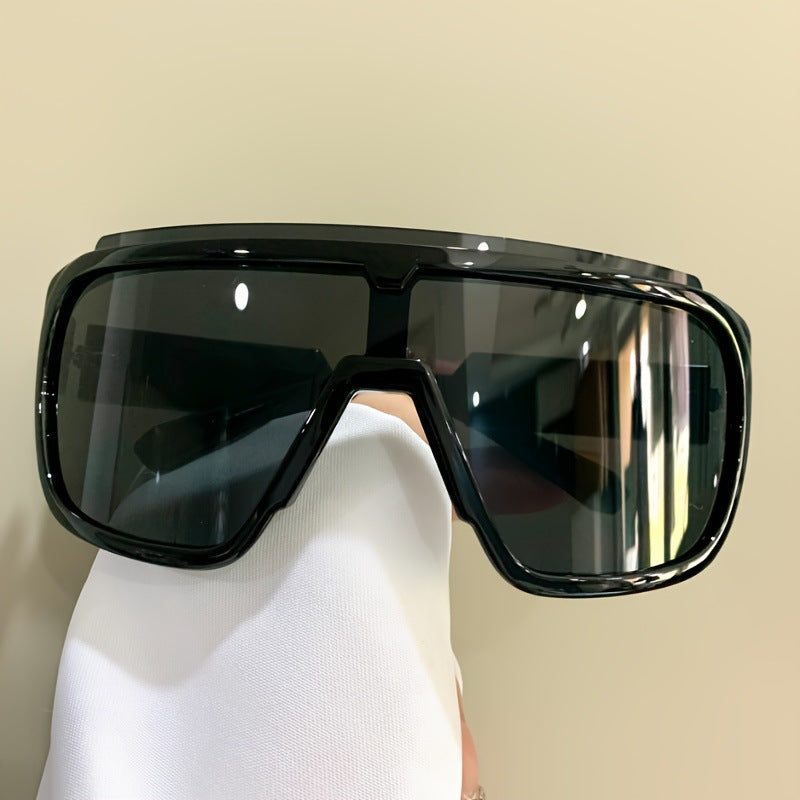 Dame sporty solbriller med futuristisk design og bred front Luvikno