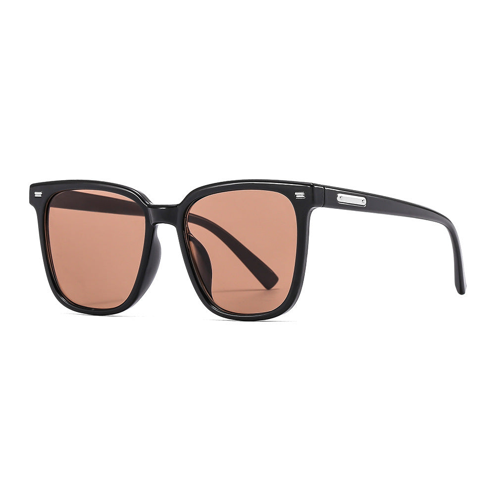Dame designer solbrille i avslappet stilfull ramme Luvikno