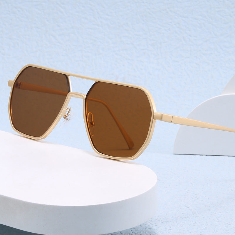 Dame trendy solbrille med moderne geometrisk ramme Luvikno