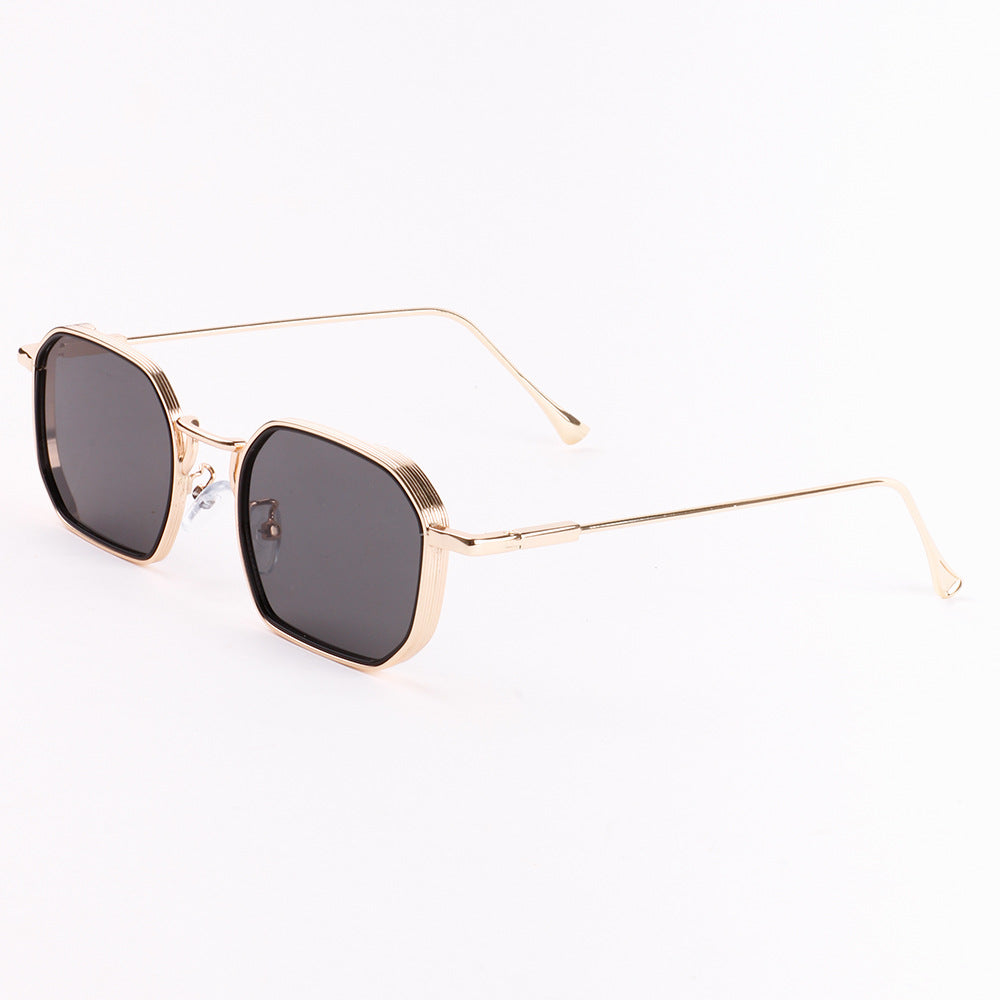 Dame moteriktig solbrille med stilfull, firkantet ramme og UV-beskyttelse Luvikno