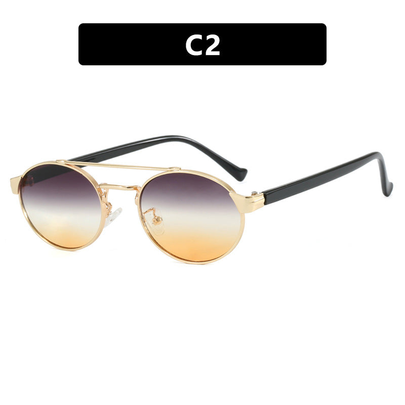 Dame moteriktig solbrille i stilfullt rundt design med gull aksenter Luvikno