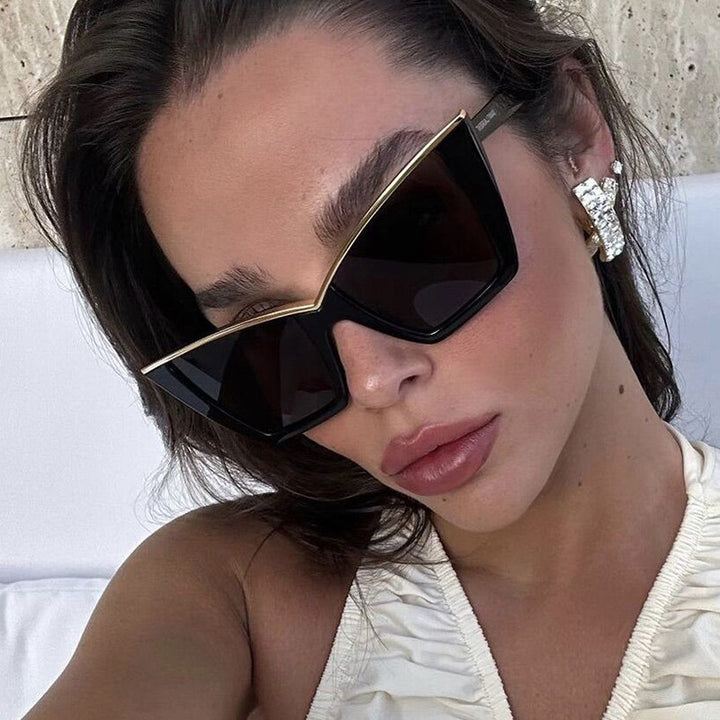 Dame ekstravagant solbrille med unik design og gullige aksenter Luvikno