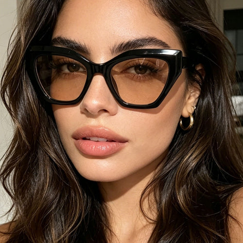 Dame moteriktige solbriller med elegant Cat-Eye-design og slitesterk ramme Luvikno