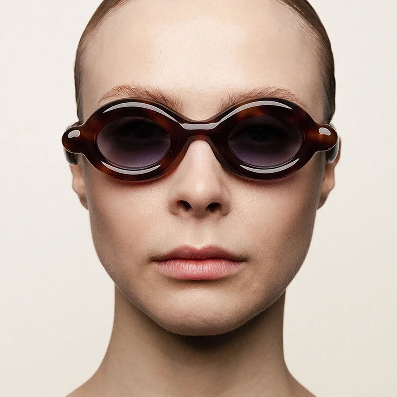 Dame solbrille i trendy retro-design med ovale glass Luvikno