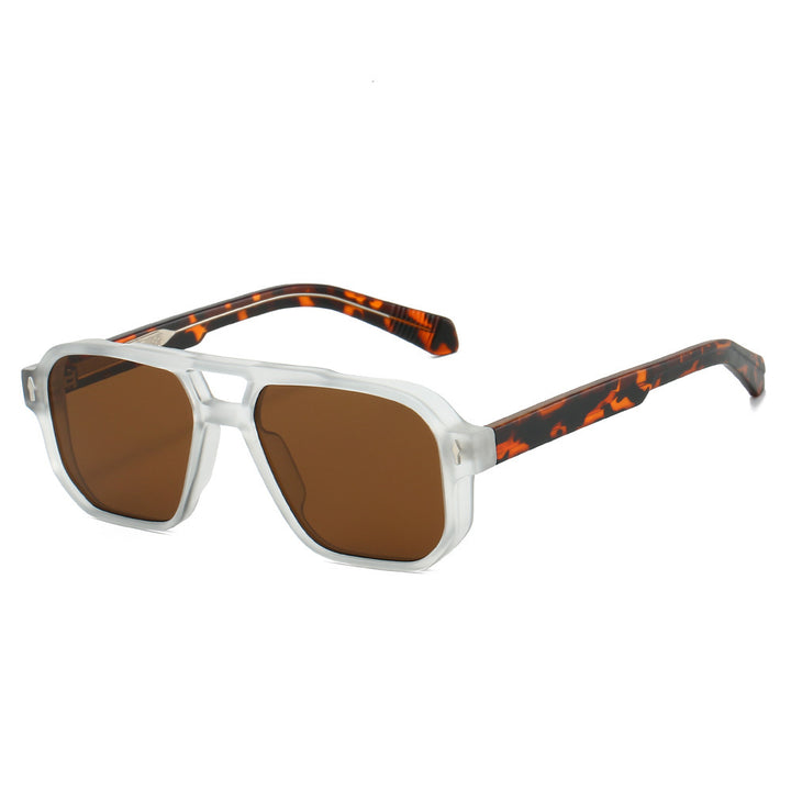 Dame moter solbrille i urban design med polariserte glass Luvikno