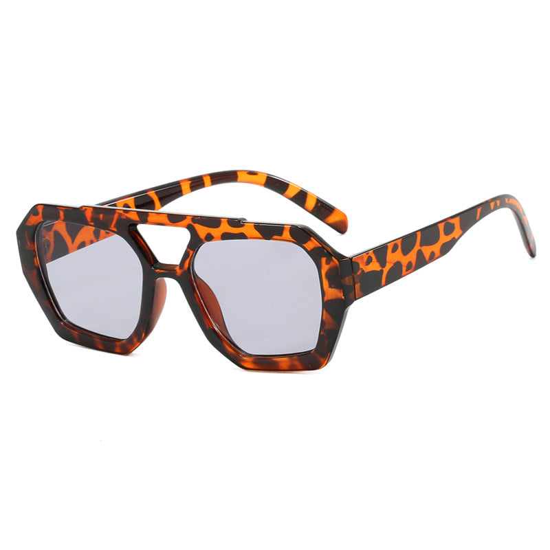 Dame geometrisk solbrille laget av robust plast med polarisert glass Luvikno