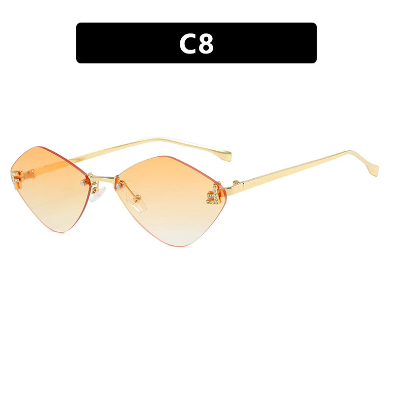 Dame geometrisk solbrille i ekstravagant design med gradiertede glass Luvikno