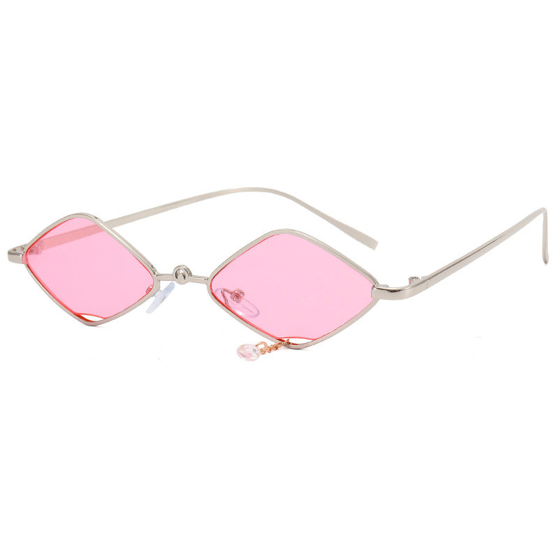 Dame moteriktig solbrille med fasettert ramme Luvikno