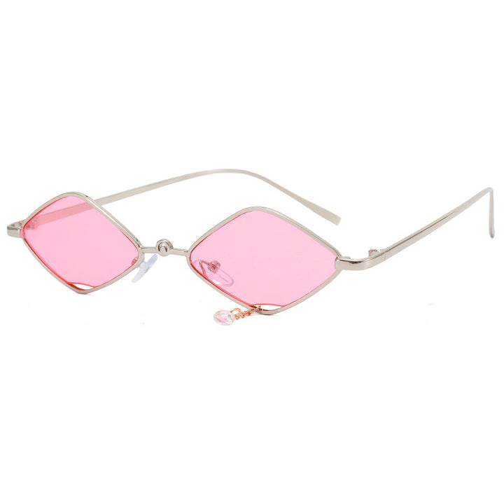 Dame moteriktig solbrille med fasettert ramme Luvikno