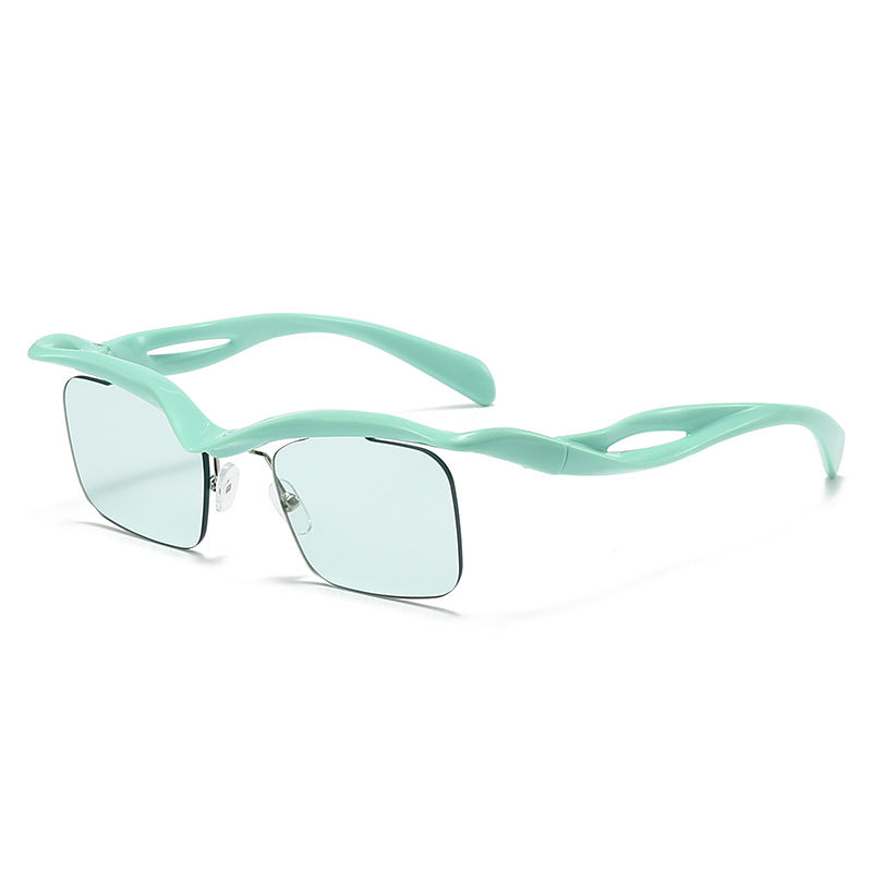 Dame moteriktig solbrille med innovativ ramme Luvikno
