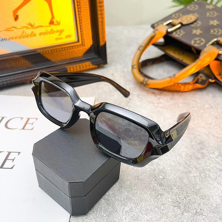 Dame moteriktig solbrille med iøynefallende ramme Luvikno