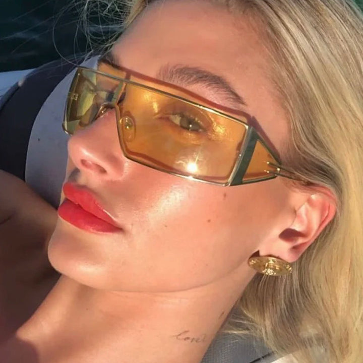 Dame geometrisk solbrille med futuristisk design og slitesterk ramme Luvikno