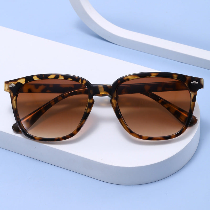 Dame moderne solbriller med elegant visirdesign Luvikno