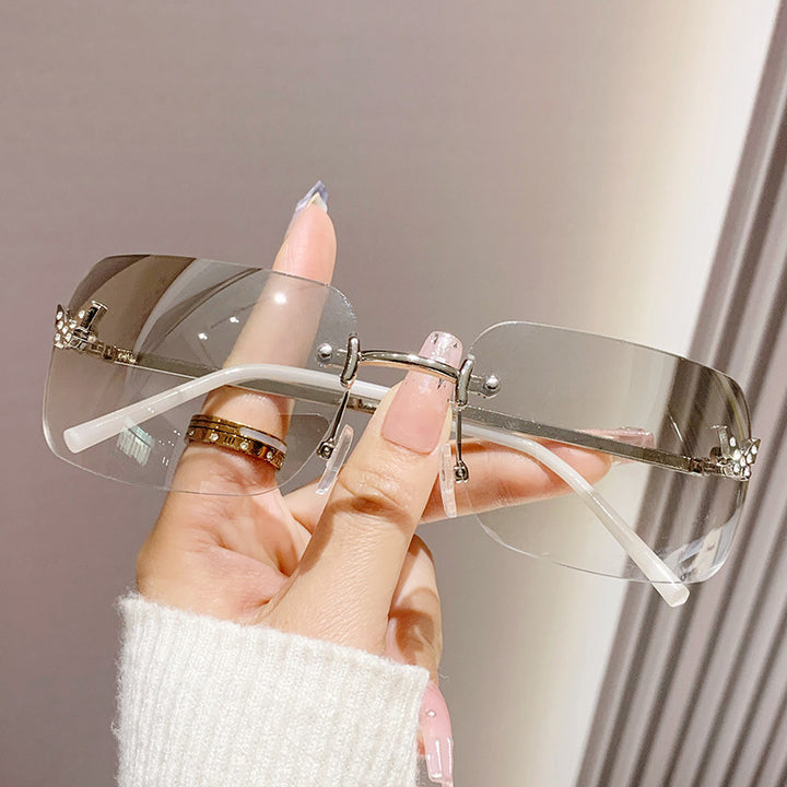 Damer moderiktig solbrille med unik ramme og luksuriøse aksenter Luvikno