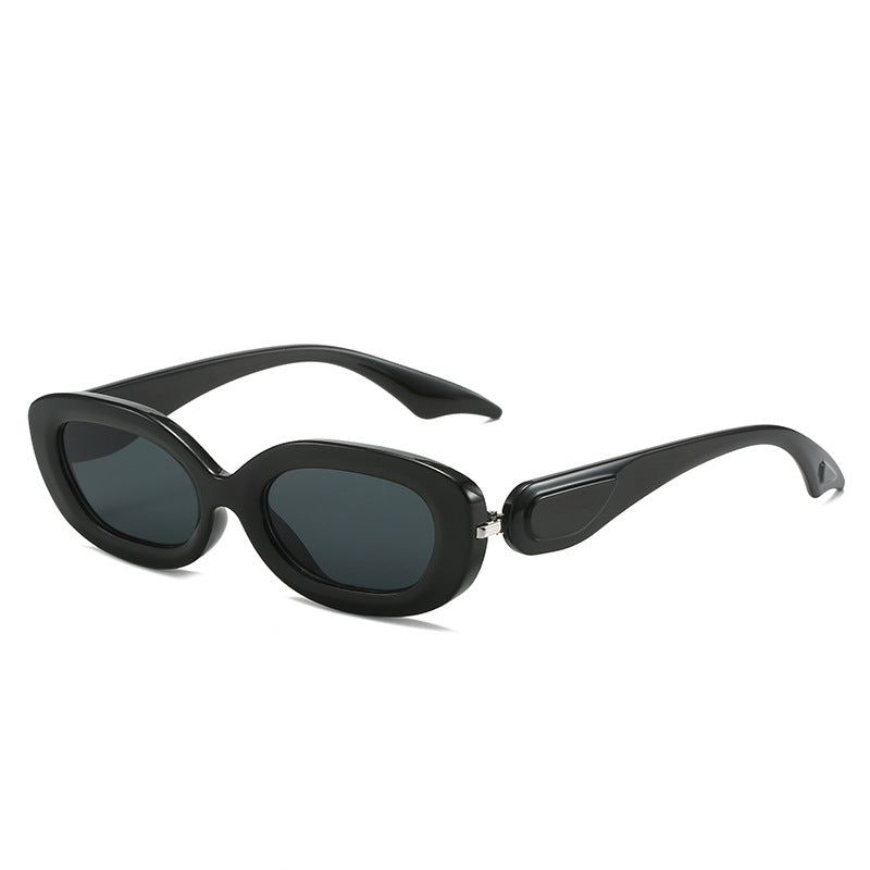 Dame moteriktig solbrille med stilfull, buet ramme Luvikno