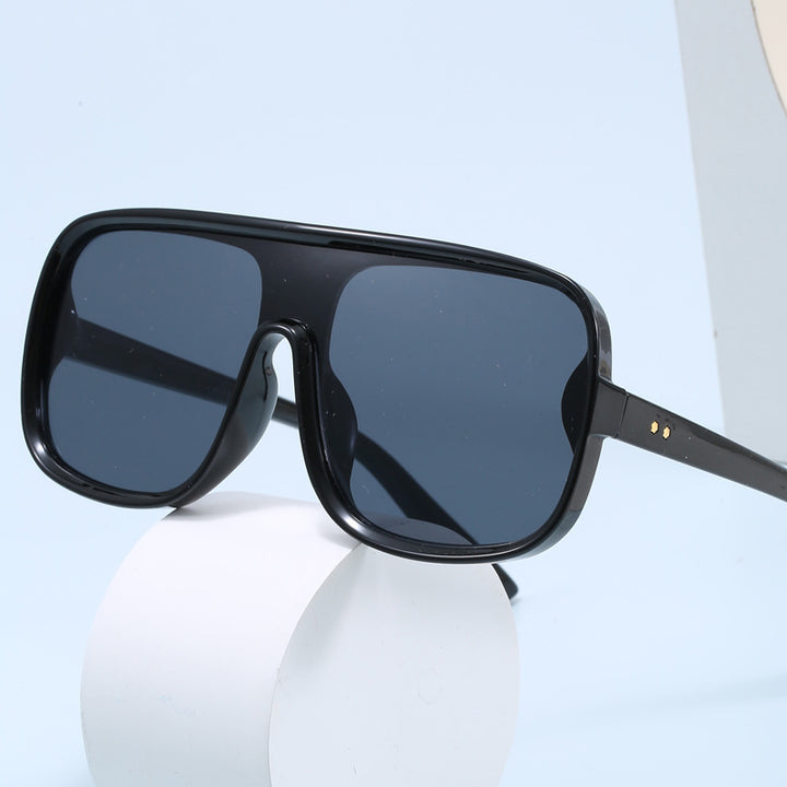 Dame fashionable oversized solbriller i futuristisk design Luvikno