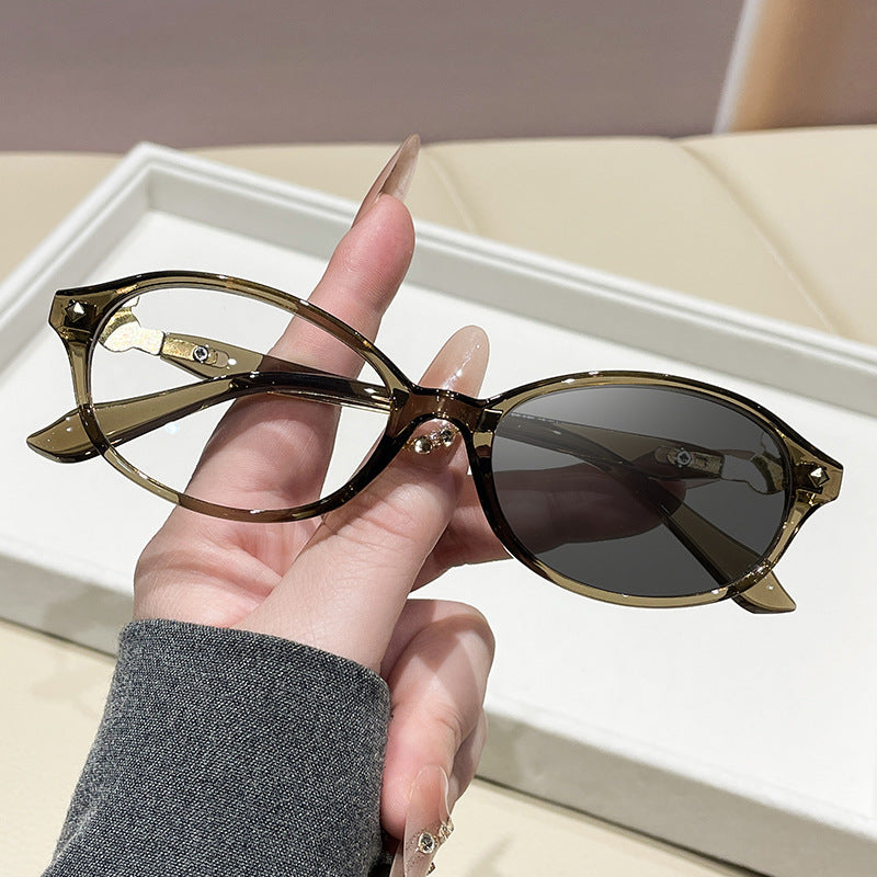 Dame motekunstig brille i elegant ova-design med gyldne aksenter Luvikno