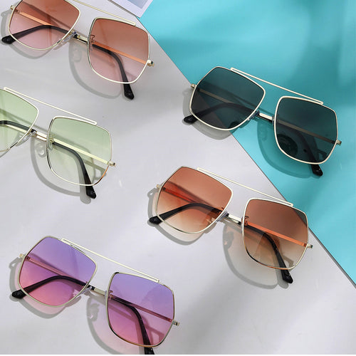 Dame polygonal solbrille med elegant, moderne ramme Luvikno