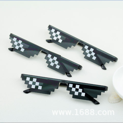 Dame solbriller i trendy pixel-design Luvikno