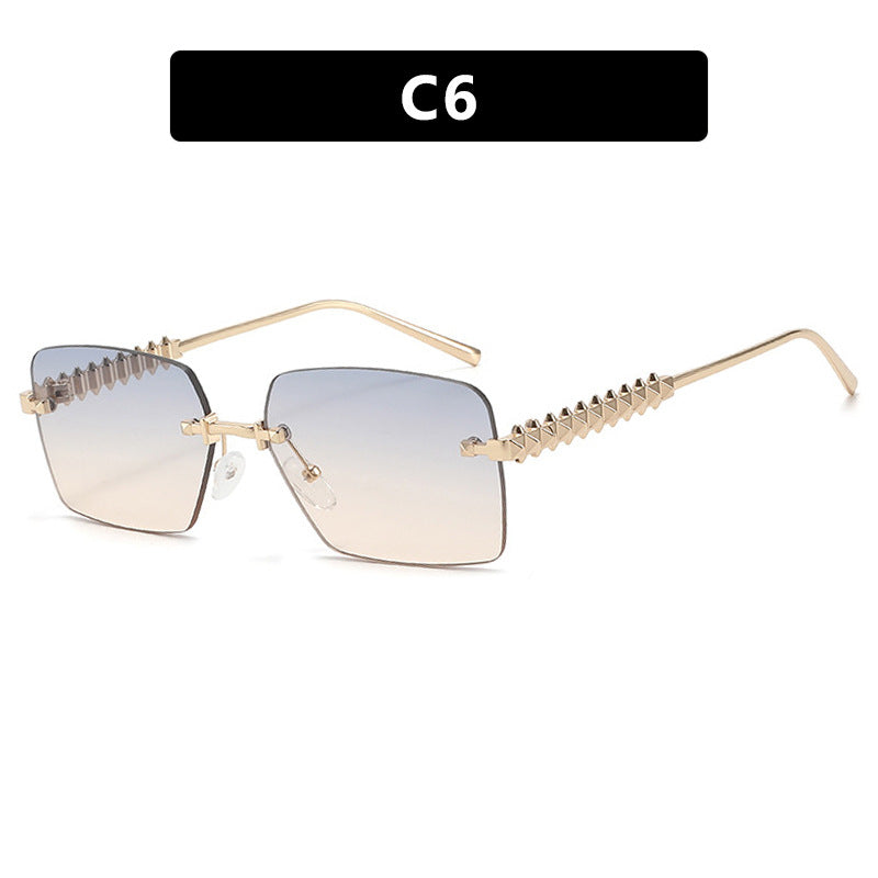 Dame moteriktig solbrille med unikt og dekorativt ramme Luvikno