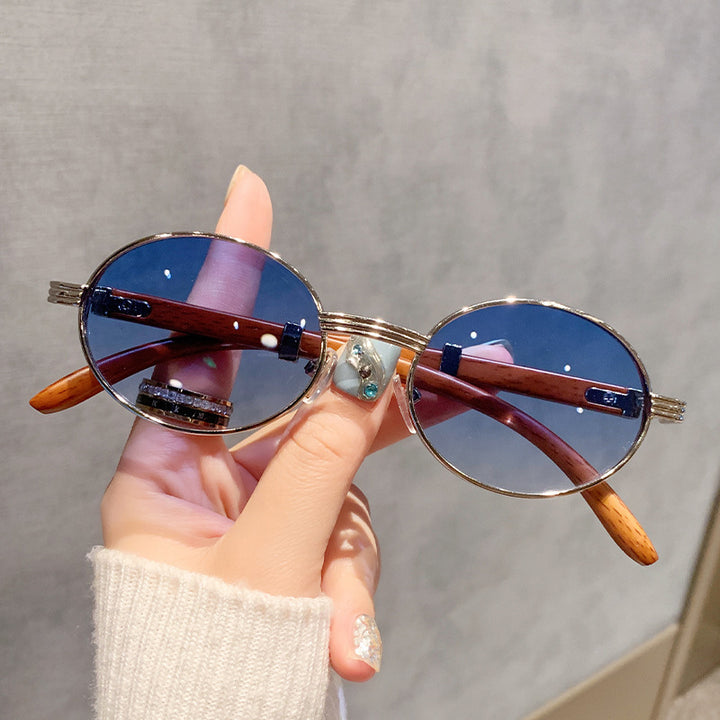 Dame moteriktig solbrille med elegant glans og komfortable stenger Luvikno
