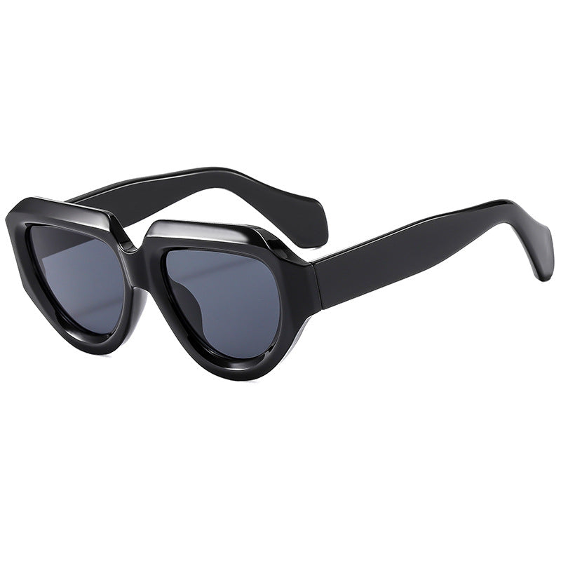 Dame cat-eye solbrille med moderne gjennomsiktig ramme og UV-beskyttelse Luvikno