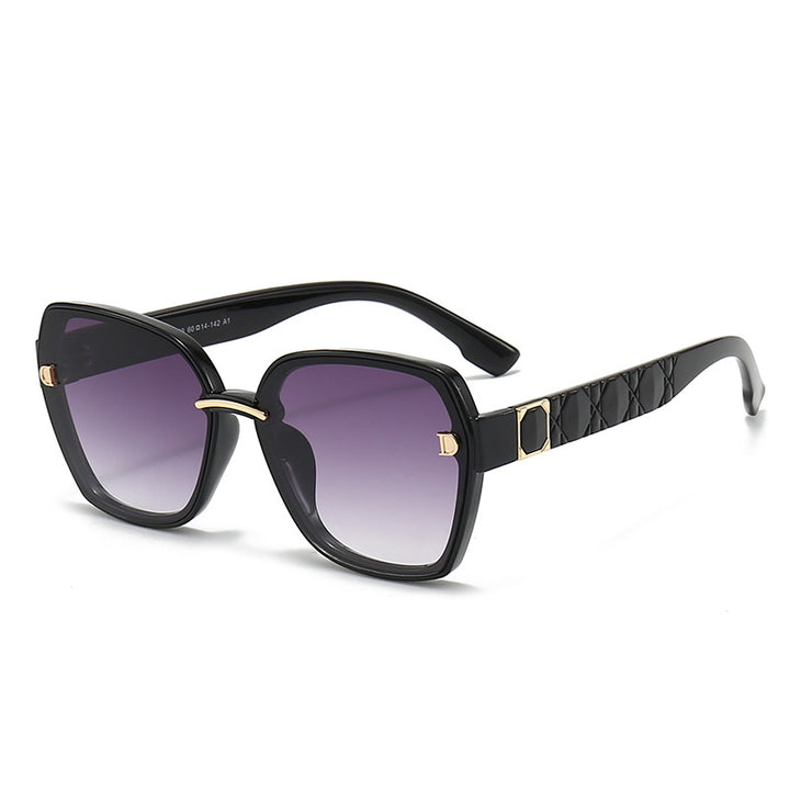 Dame solbrille med stilfull, kvadratisk ramme og elegante detaljer Luvikno