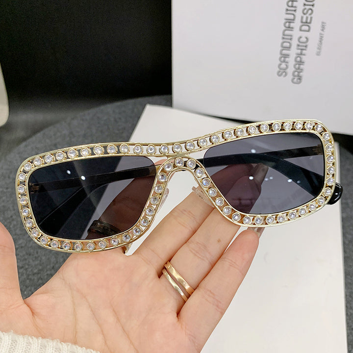 Dame moteriktig solbrille med glitrende ramme Luvikno