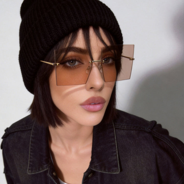 Dame moteriktig kvadratisk solbrille med brede glass og filigran metallramme Luvikno