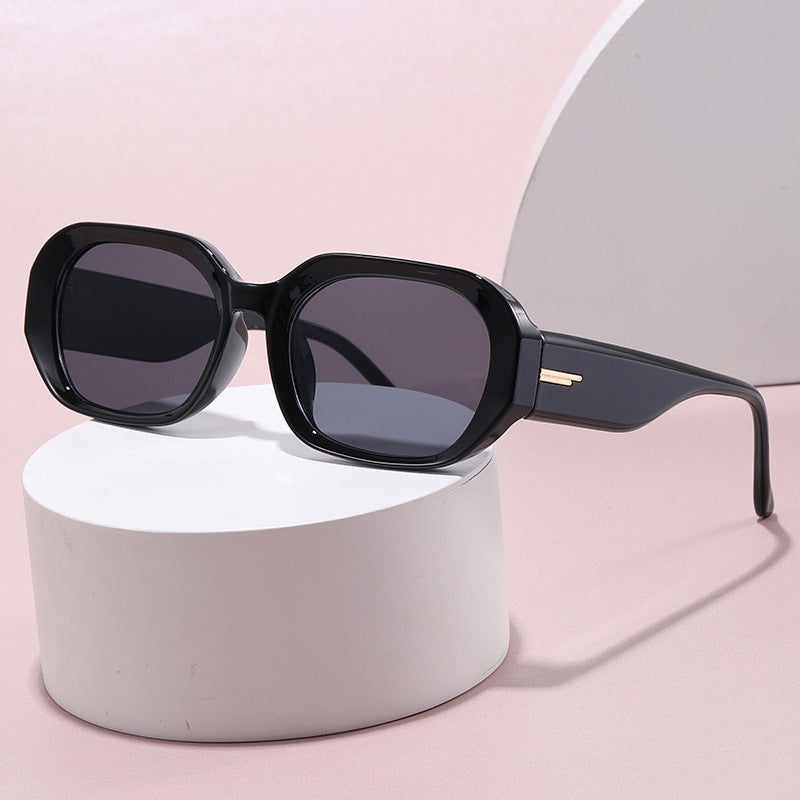 Dame moteriktig geometrisk solbrille med robust design Luvikno
