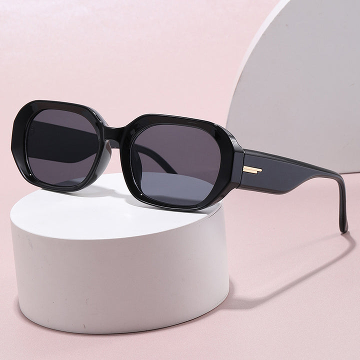 Dame moteriktig geometrisk solbrille med robust design Luvikno
