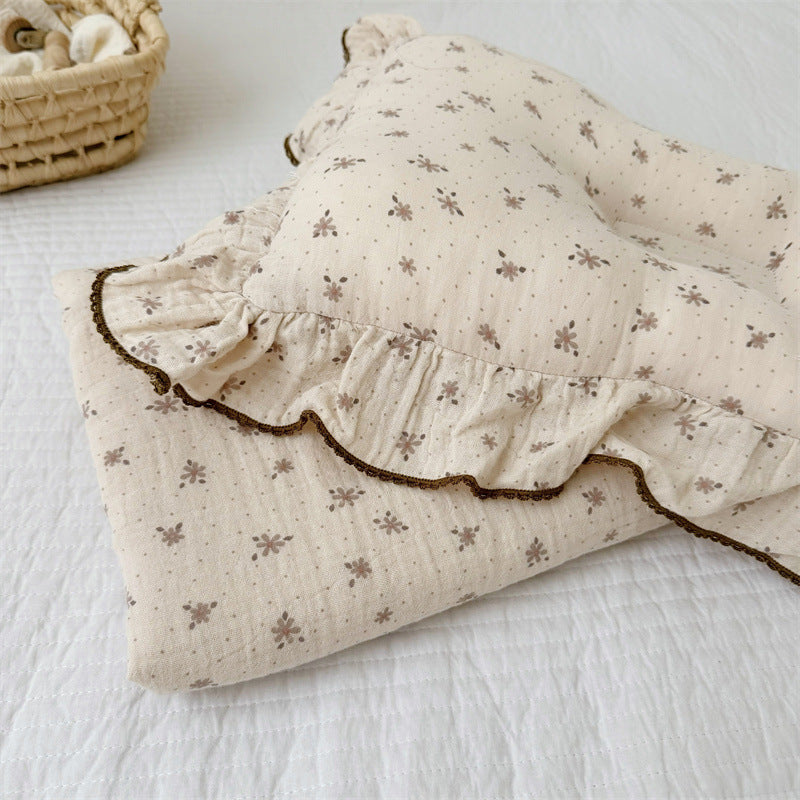 Unisex Musselinteppe med delikat blomsterdesign og elegante volanger Luvikno