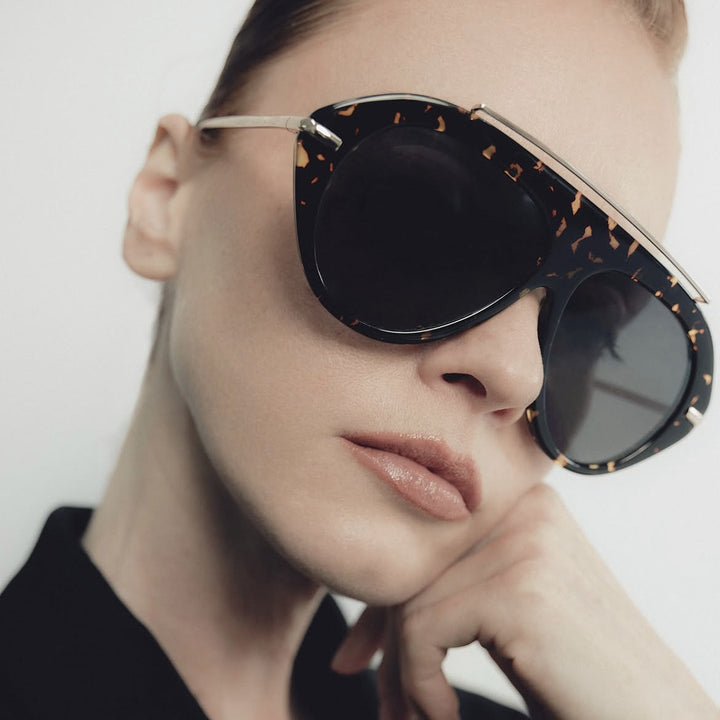 Dame solbrille i elegant heksagon-design Luvikno
