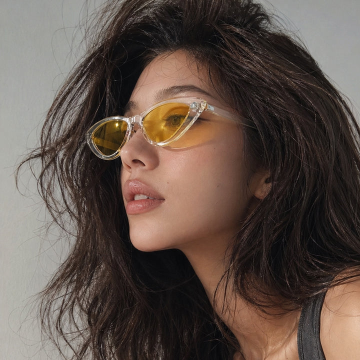 Dame Cat-Eye solbriller med transparent rammestruktur og gule glass Luvikno