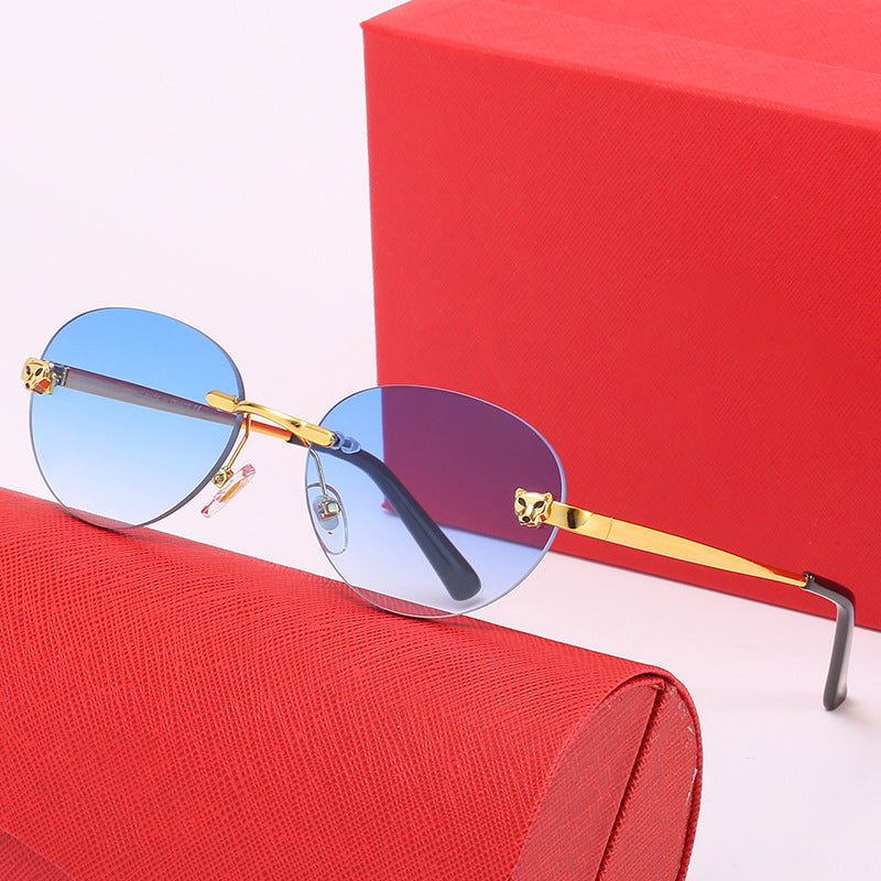Dame oval solbrille med luksuriøse metalliske aksenter Luvikno